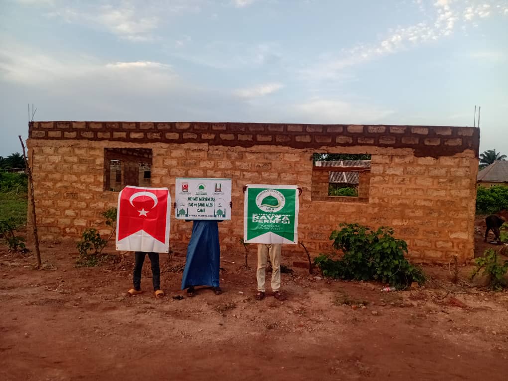 Nijerya’da Taş Ailesi ve Şanlı Ailesi adına yapımı sürdürülen cami projesinde çalışmalar aralıksız devam ediyor.